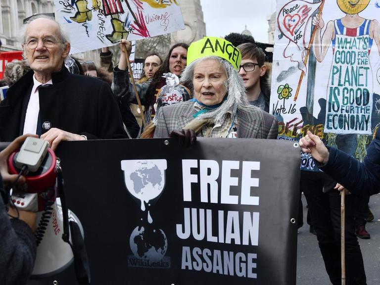 Vivienne Westwood demonstriert mit anderen Teilnehmern gegen eine Auslieferung von Julian Assange an die USA in London, Februar 2020.